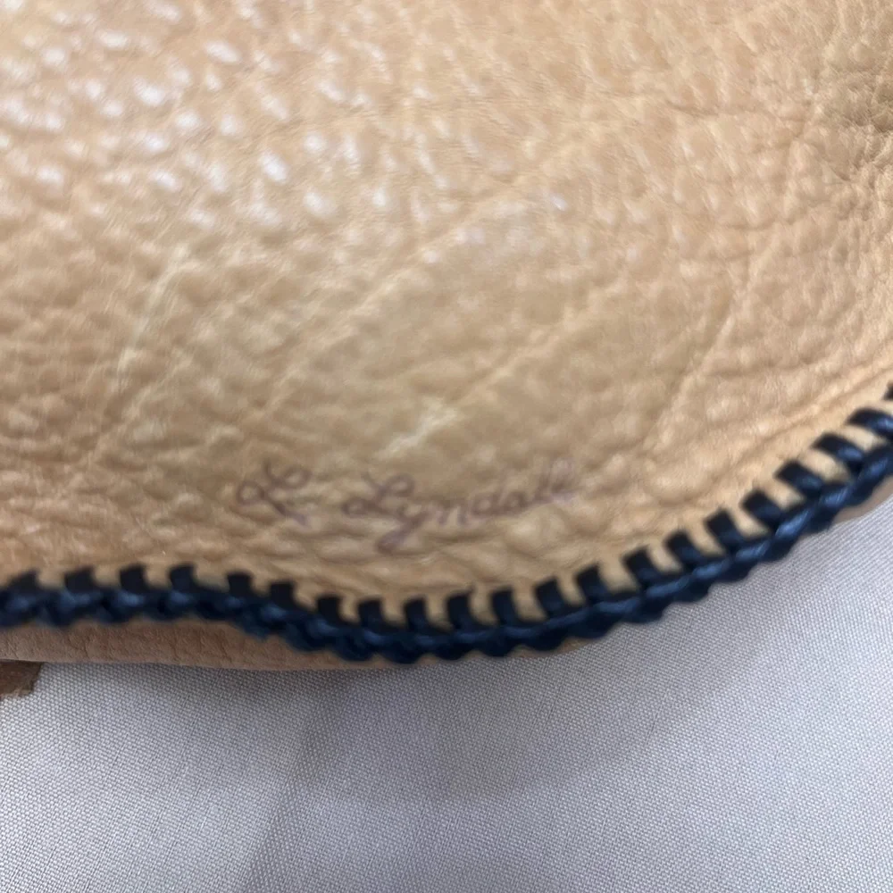 Handcrafted Lion Design Tan Leather Bag signed by L. Lyndall - Picture 4 of 7